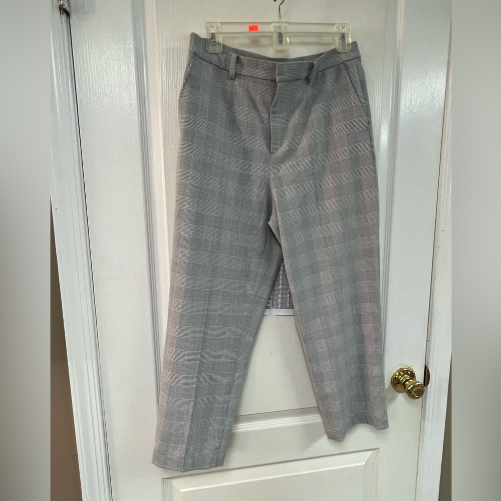 Uniqlo Grey Straight Leg Dress Pants. Great condition for pre-owned pants!